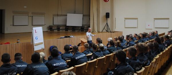 ЛГБТ-сообщество учит полицейских быть толерантными ЛГБТ-сообщество учит полицейских быть толерантными - Sputnik Литва