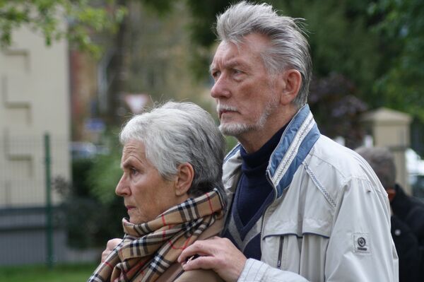 Скорбящие жители Вильнюса на открытии памятника погибшим в гетто детям Скорбящие жители Вильнюса на открытии памятника погибшим в гетто детям - Sputnik Литва