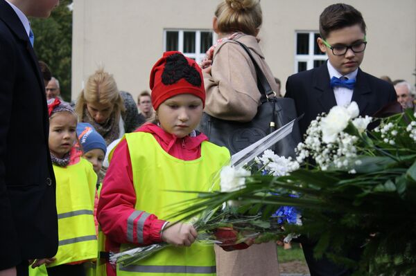 Дети возлагают цветы к монументу жертвам Вильнюсского гетто Дети возлагают цветы к монументу жертвам Вильнюсского гетто - Sputnik Литва