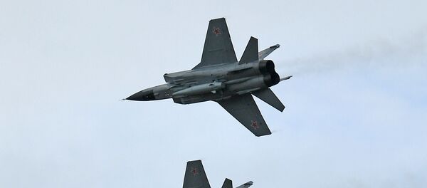 Истребители МиГ-31 с гиперзвуковыми авиационными комплексами Х-47М Кинжал, архивное фото - Sputnik Литва