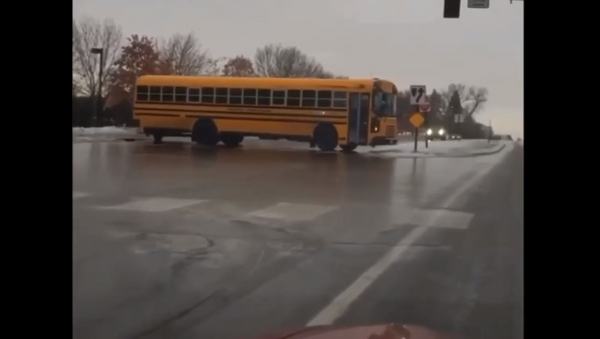 В Сети появилось видео, как в США школьный автобус заносит на льду - Sputnik Литва