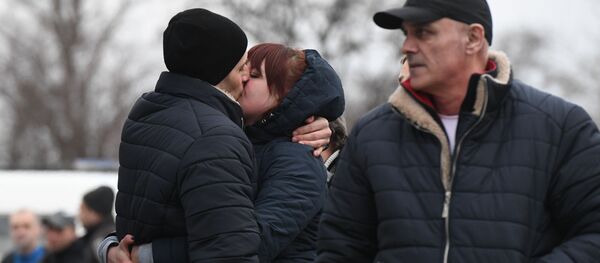 Artimieji Donecko srityje sutinka kalinius, kuriuos grąžino Ukraina Artimieji Donecko srityje sutinka kalinius, kuriuos grąžino Ukraina - Sputnik Lietuva