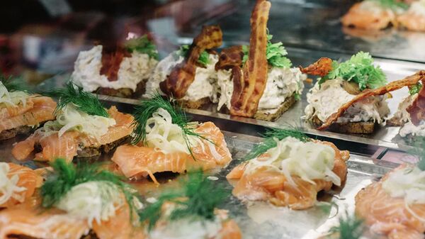 Šventinis stalas. Kokios salotos per Naujuosius ruošiamos skirtingose šalyse Šventinis stalas. Kokios salotos per Naujuosius ruošiamos skirtingose šalyse - Sputnik Lietuva