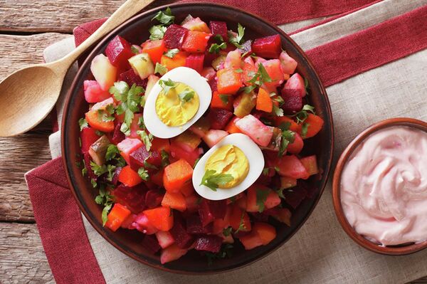 Šventinis stalas. Kokios salotos per Naujuosius ruošiamos skirtingose šalyse Šventinis stalas. Kokios salotos per Naujuosius ruošiamos skirtingose šalyse - Sputnik Lietuva