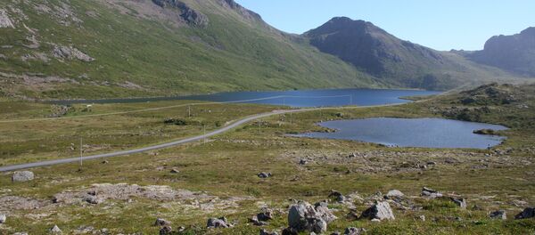 Холмистая западная часть острова Лангёйа возле Нюквога, архивное фото - Sputnik Литва