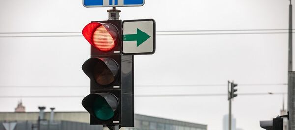 Светофор в Вильнюсе с дополнительной секцией Светофор в Вильнюсе с дополнительной секцией - Sputnik Литва