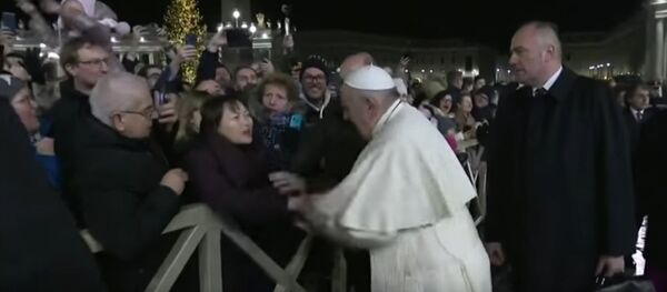Папа римский ударил женщину на праздновании Нового года - Sputnik Литва