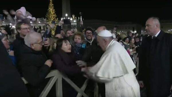 Popiežius trenkė moteriai per Naujųjų metų minėjimą - Sputnik Lietuva