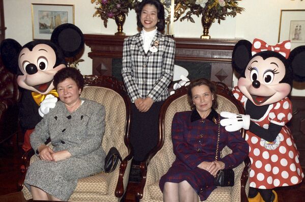 Супруга Бориса Ельцина Наина Иосифовна во время посещения Диснейленда в Токио, 1993 год - Sputnik Литва