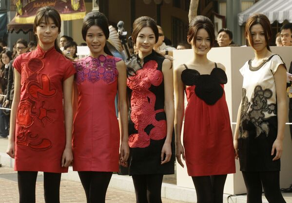 Модели в нарядах от Вивьена Тэма во время рекламных мероприятий в гонконгском Диснейленде - Sputnik Литва