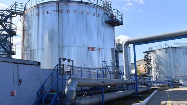 Цистерны с топливом в терминале компании Газпромнефть в Санкт-Петербурге, архивное фото - Sputnik Литва
