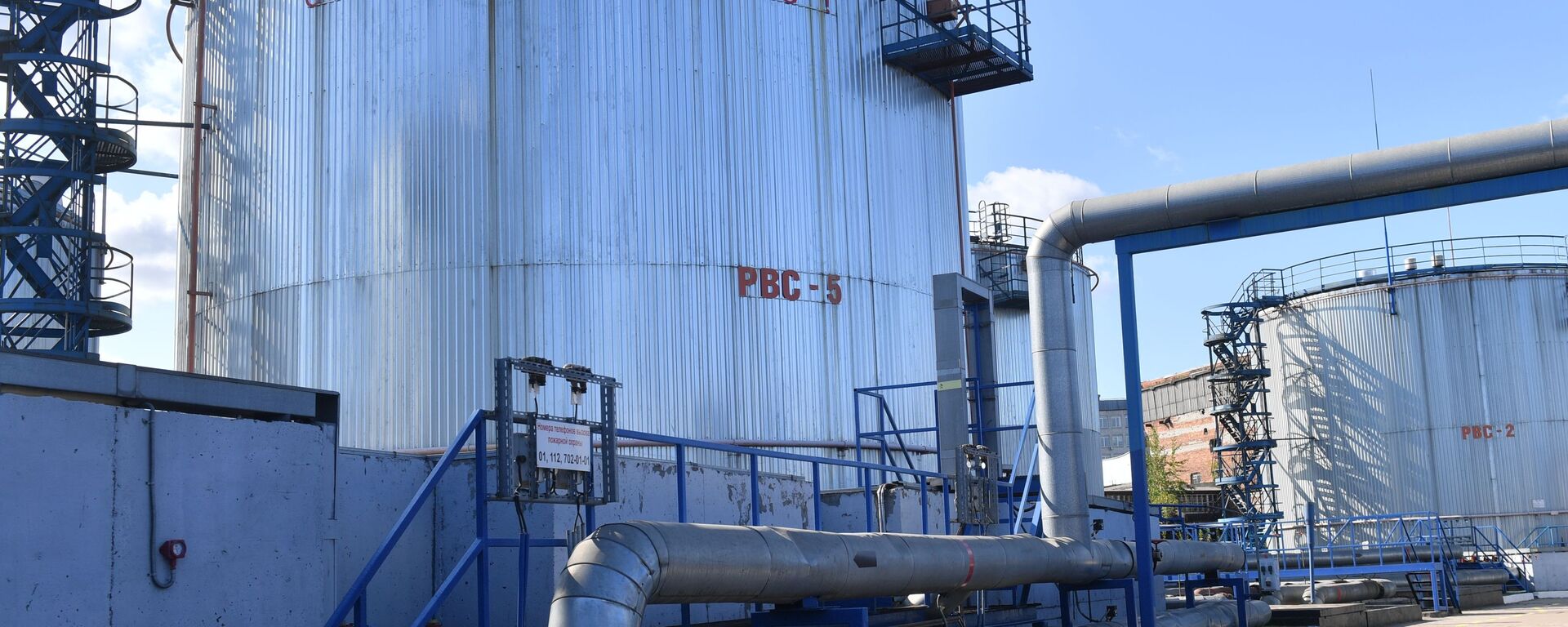 Цистерны с топливом в терминале компании Газпромнефть в Санкт-Петербурге, архивное фото - Sputnik Литва, 1920, 28.11.2025