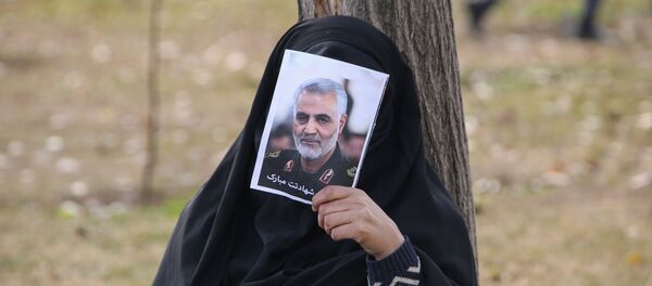 Женщина с фотографией погибшего при обстреле США генерала КСИР Касема Сулеймани, 3 января 2020 года - Sputnik Литва