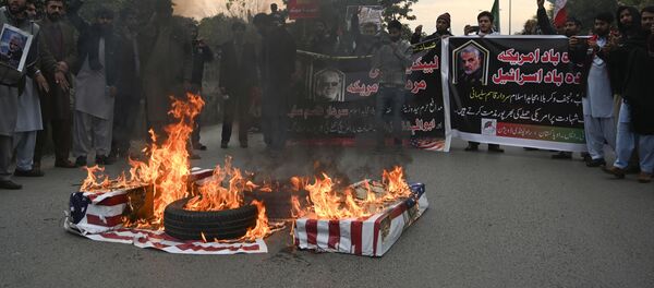 Протестующие в Иране сжигают флаги США после убийства генерала КСИР Касема Сулеймани, 3 января 2020 года - Sputnik Lietuva