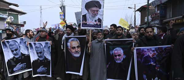 Протестующие с фотографиями убитого генерала КСИР Касема Сулеймани и президентом Хассаном Роухани, 3 января 2020 года - Sputnik Литва