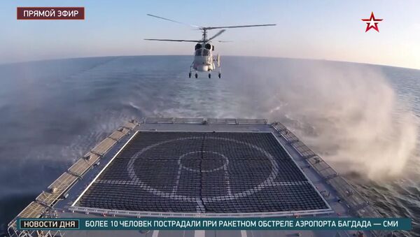 Не сбавляя хода: пилоты Ка-27 отработали посадку на движущийся фрегат в Черном море - Sputnik Lietuva