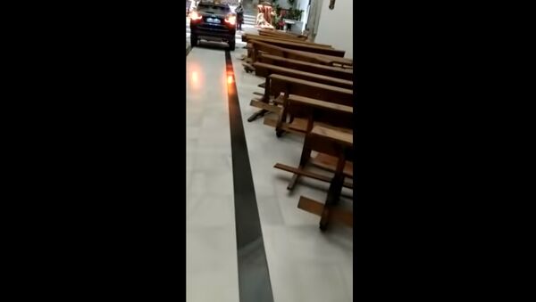 В Испании водитель одержимый дьяволом въехал на джипе в церковь - Sputnik Литва