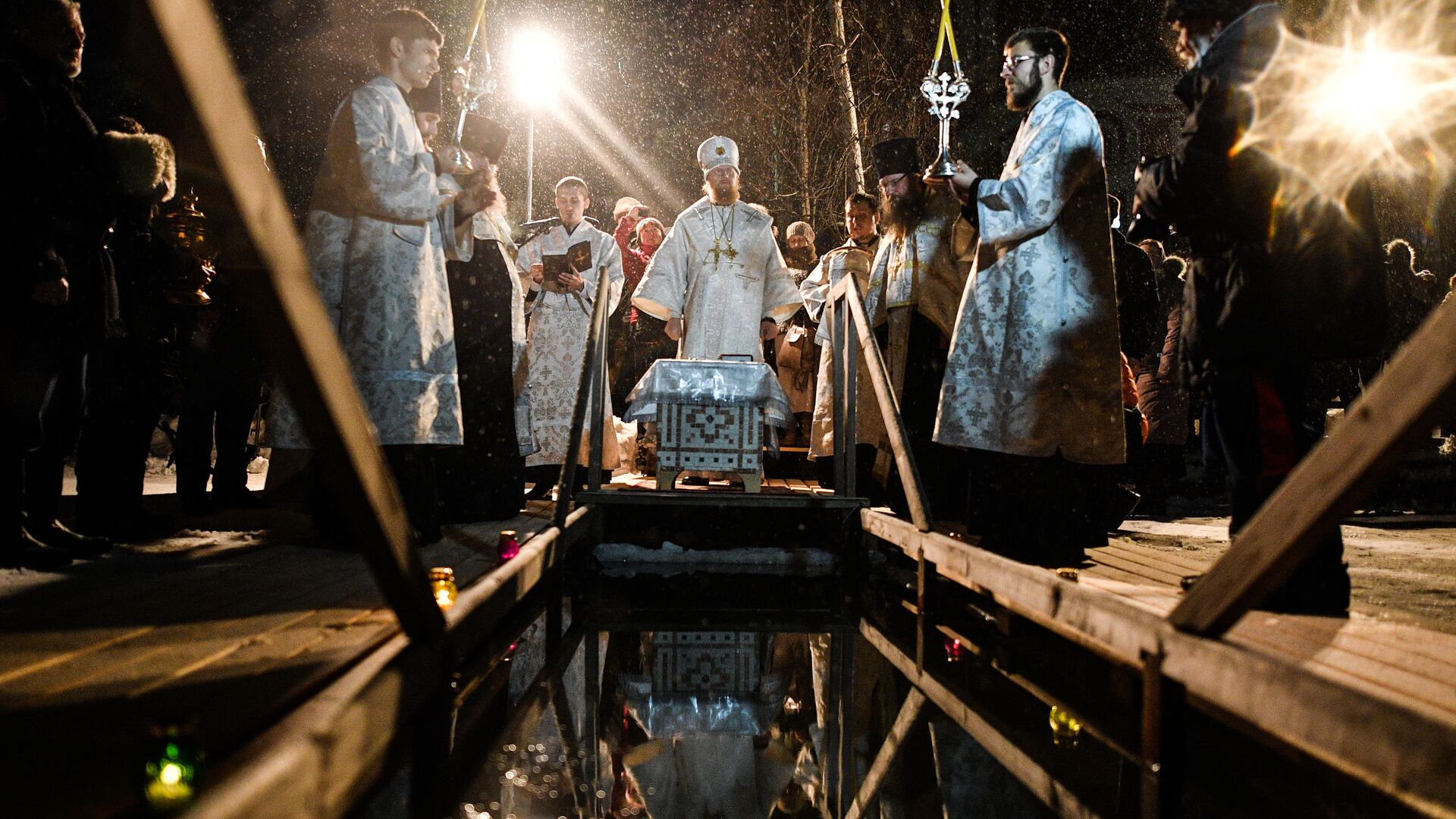 Священнослужители проводят крещенское богослужение у иордани, архивное фото - Sputnik Литва, 1920, 16.01.2022