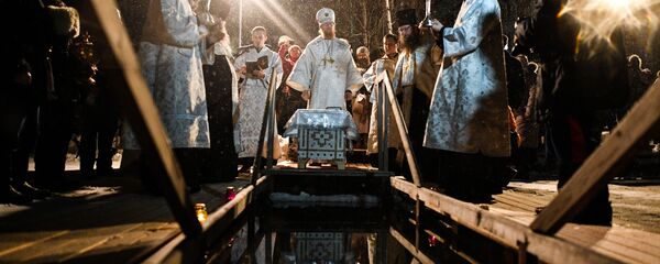 Священнослужители проводят крещенское богослужение у иордани, архивное фото - Sputnik Литва