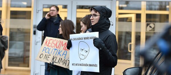 Митинг-протест экологов против бумажного комбината GRIGEO в Вильнюсе Митинг-протест экологов против бумажного комбината GRIGEO в Вильнюсе - Sputnik Литва