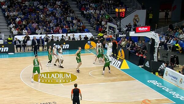 Баскетболисты каунасского Жальгириса играют против мадридского Реала в Евролиге УЛЕБ - Sputnik Литва