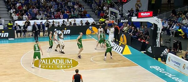 Баскетболисты каунасского Жальгириса играют против мадридского Реала в Евролиге УЛЕБ Баскетболисты каунасского Жальгириса играют против мадридского Реала в Евролиге УЛЕБ - Sputnik Литва