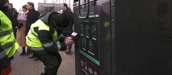 Контейнеры для сбора текстиля в Вильнюсе  - Sputnik Литва