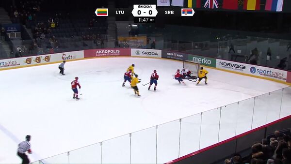 Литовские хоккеисты едва не растеряли преимущество в матче с сербами - Sputnik Литва