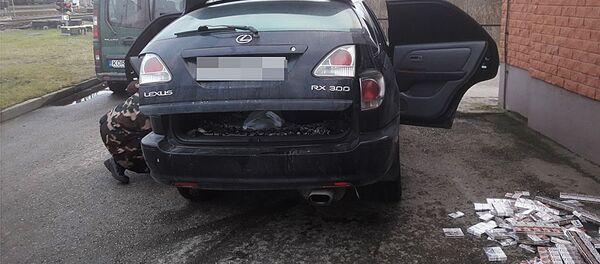 Контрабанда сигарет в лексусе - Sputnik Lietuva