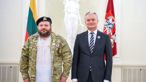 Президент Литвы Гитанас Науседа с участником АТО Евгением Диким - Sputnik Литва
