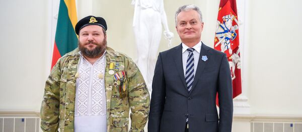 Президент Литвы Гитанас Науседа с участником АТО Евгением Диким Президент Литвы Гитанас Науседа с участником АТО Евгением Диким - Sputnik Литва