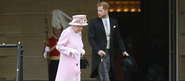 Британская королева Елизавета и принц Гарри, архивное фото Британская королева Елизавета и принц Гарри, архивное фото - Sputnik Литва
