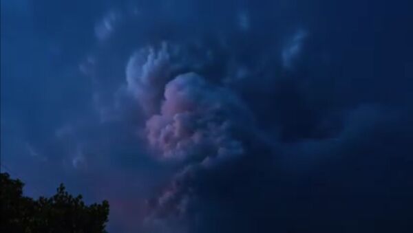 Удар молнии в пепельное облако вулкана на Филиппинах - Sputnik Литва
