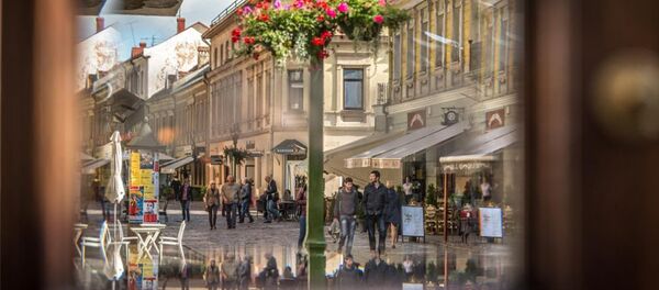 Улица Каунаса виднеется сквозь дверной проем Улица Каунаса виднеется сквозь дверной проем - Sputnik Lietuva