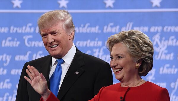 Хиллари Клинтон и Дональд Трамп во время предвыборных дебатов в США - Sputnik Литва