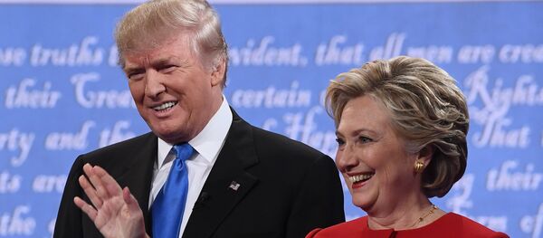 Хиллари Клинтон и Дональд Трамп во время предвыборных дебатов в США - Sputnik Литва