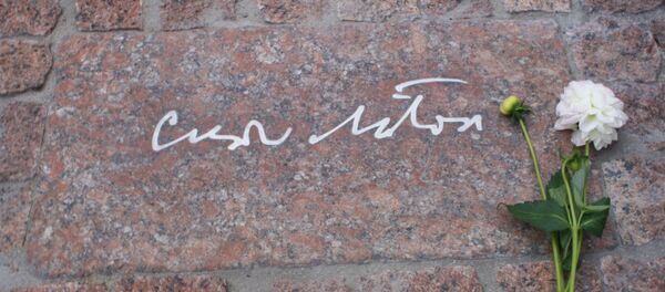 Автограф Чеслова Милоша выбитый на мраморной ступени Автограф Чеслова Милоша выбитый на мраморной ступени - Sputnik Литва