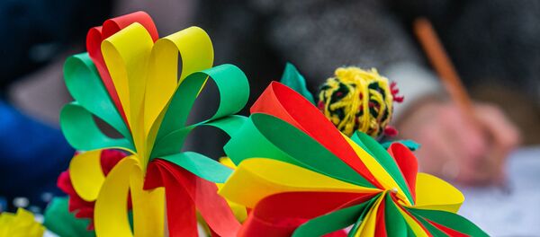 Украшения в цвета литовского флага, сделанные в память о событиях 13 января 1991 года, архивное фото - Sputnik Литва