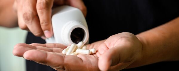 Таблетки в руке, архивное фото - Sputnik Литва