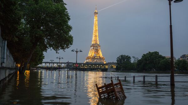 Эйфелева башня и набережная реки Сены во время наводнения в Париже, июнь 2016 года - Sputnik Lietuva