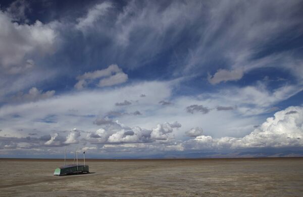 Заброшенная лодка на пересохшем озере озера Поопо в Боливии, 2016 год - Sputnik Lietuva
