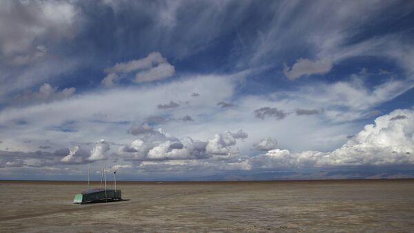 Заброшенная лодка на пересохшем озере озера Поопо в Боливии, 2016 год - Sputnik Lietuva