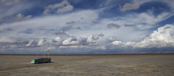 Заброшенная лодка на пересохшем озере озера Поопо в Боливии, 2016 год - Sputnik Lietuva