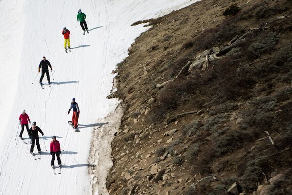 Люди катаются на лыжах на лыжном курорте Squaw Valley, в Калифорнии, где из-за засухи выпало очень мало снега, 2015 год - Sputnik Lietuva