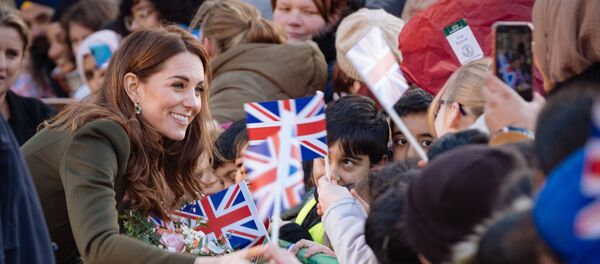 Герцогиня Кембриджская, Кейт Миддлтон, во время визита в Брадфорд - Sputnik Lietuva