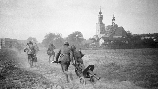 Освобождение Польши, солдаты выбирают оборонительную точку перед началом боя за Варшаву, архивное фото - Sputnik Lietuva