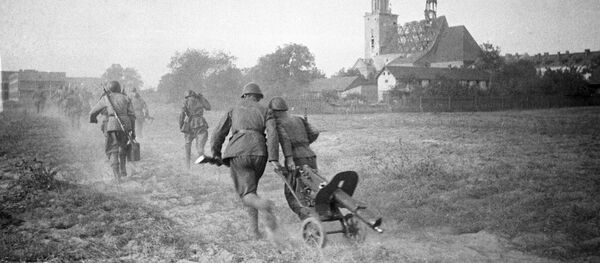 Освобождение Польши, солдаты выбирают оборонительную точку перед началом боя за Варшаву, архивное фото Освобождение Польши, солдаты выбирают оборонительную точку перед началом боя за Варшаву, архивное фото - Sputnik Lietuva