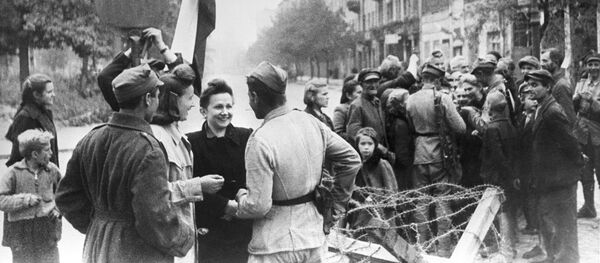 Мирные жители Варшавы и бойцы Красной Армии, архивное фото Мирные жители Варшавы и бойцы Красной Армии, архивное фото - Sputnik Литва