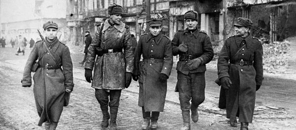 Солдаты Красной Армии и Войска Польского на улицах Варшавы, 17 января 1945 года, архивное фото - Sputnik Литва