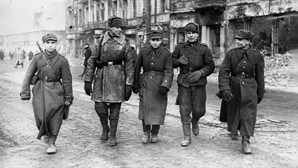 Солдаты Красной Армии и Войска Польского на улицах Варшавы, 17 января 1945 года, архивное фото - Sputnik Литва